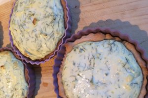 Aperitiv mini tarte cu crema de branza si jeleu de castraveti