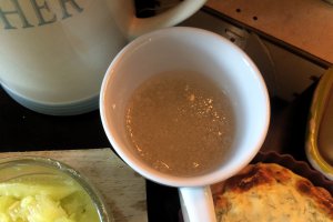 Aperitiv mini tarte cu crema de branza si jeleu de castraveti