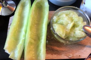Aperitiv mini tarte cu crema de branza si jeleu de castraveti