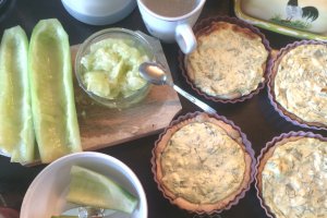 Aperitiv mini tarte cu crema de branza si jeleu de castraveti