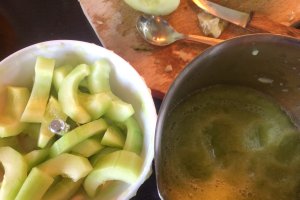 Aperitiv mini tarte cu crema de branza si jeleu de castraveti