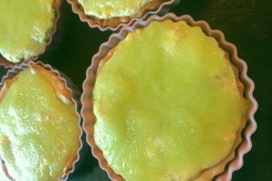 Aperitiv mini tarte cu crema de branza si jeleu de castraveti