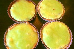 Aperitiv mini tarte cu crema de branza si jeleu de castraveti