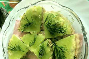 Aperitiv mini tarte cu crema de branza si jeleu de castraveti