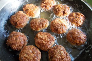 Chiftelute marinate, cu cartofi natur