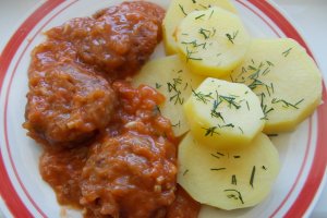 Chiftelute marinate, cu cartofi natur