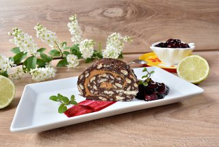 Desert rulada de biscuiti cu unt de arahide si sos de visine cu afine