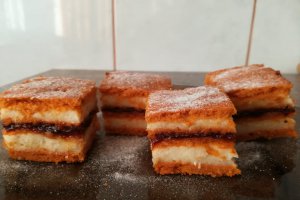 Desert prajitura de post cu suc de rosii, crema de gris si gem de capsuni