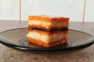 Desert prajitura de post cu suc de rosii, crema de gris si gem de capsuni