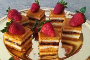 Desert prajitura de post cu suc de rosii, crema de gris si gem de capsuni