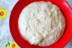 Desert cornuri cu suc de portocale umplute cu rahat sau dulceata (de post)