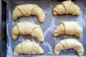 Desert cornuri cu suc de portocale umplute cu rahat sau dulceata (de post)