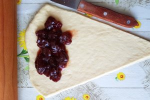 Desert cornuri cu suc de portocale umplute cu rahat sau dulceata (de post)
