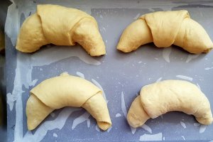 Desert cornuri cu suc de portocale umplute cu rahat sau dulceata (de post)