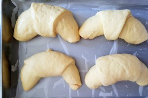Desert cornuri cu suc de portocale umplute cu rahat sau dulceata (de post)