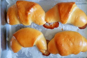 Desert cornuri cu suc de portocale umplute cu rahat sau dulceata (de post)