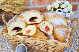 Desert cornuri cu suc de portocale umplute cu rahat sau dulceata (de post)