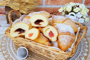 Desert cornuri cu suc de portocale umplute cu rahat sau dulceata (de post)