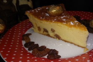Desert prajitura turnata cu branza si stafide
