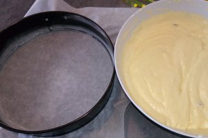 Desert prajitura turnata cu branza si stafide