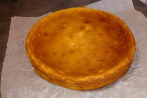 Desert prajitura turnata cu branza si stafide