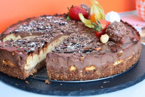 Desert cheesecake cu alune de padure si unt de arahide