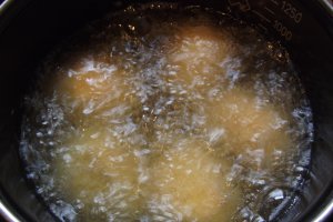 Aperitiv oua panirate cu sos de iaurt si castraveti murati