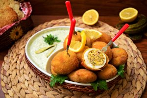 Aperitiv oua panirate cu sos de iaurt si castraveti murati