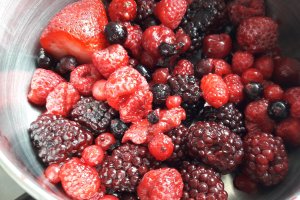 Desert tort spirala cu fructe de padure si glazura oglinda