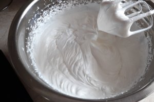 Desert tort spirala cu fructe de padure si glazura oglinda