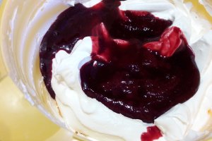 Desert tort spirala cu fructe de padure si glazura oglinda