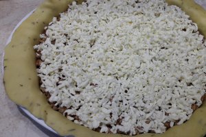 Tarta cu carne tocata, mozzarella si legume