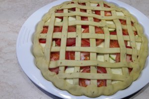 Tarta cu carne tocata, mozzarella si legume