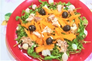 Salata cu morcov, macrou afumat si rucola