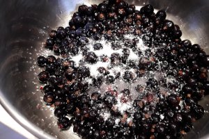 Desert ciocolata de casa cu coacaze si nuci