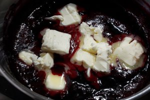 Desert ciocolata de casa cu coacaze si nuci