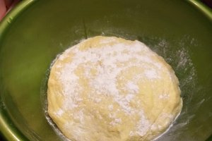 Desert cozonac fara framantare cu nuca, stafide si rahat