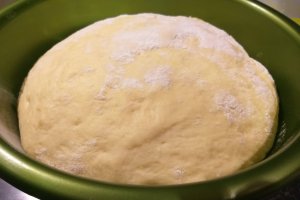 Desert cozonac fara framantare cu nuca, stafide si rahat