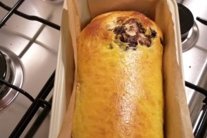 Desert cozonac fara framantare cu nuca, stafide si rahat
