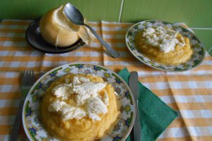 Mamaliguta cu branza de burduf si oua posate
