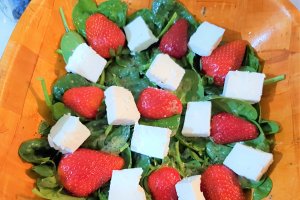 Salata cu feta, capsuni, afine si spanac