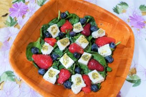 Salata cu feta, capsuni, afine si spanac