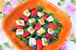 Salata cu feta, capsuni, afine si spanac