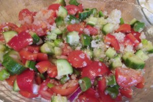 Salata de legume cu quinoa alba si branza
