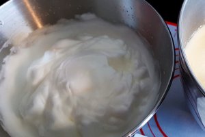 Desert pasca cu branza si fructe confiate
