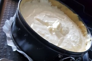 Desert pasca cu branza si fructe confiate