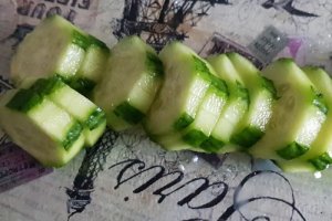 Aperitiv castravete cu salata de vinete si carnat la cuptor cu feta