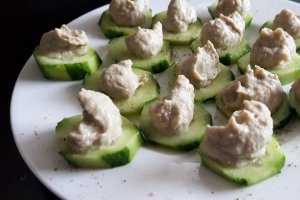 Aperitiv castravete cu salata de vinete si carnat la cuptor cu feta