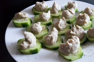 Aperitiv castravete cu salata de vinete si carnat la cuptor cu feta