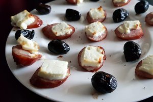 Aperitiv castravete cu salata de vinete si carnat la cuptor cu feta